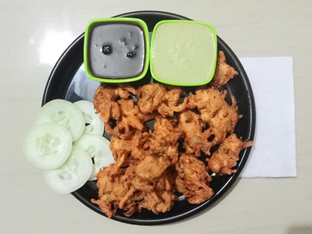 Kanda Bhajiya With Chutney