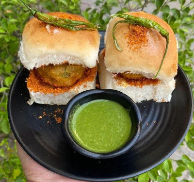 Jumbo Vada Pav With Butter (2 Pcs)