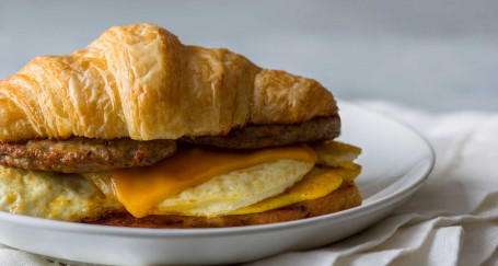 Croissant De Mic Dejun Cu Carne, Ouă Și Brânză