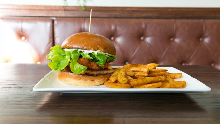 Southern Fried Chicken Burger With Chips And A Drink