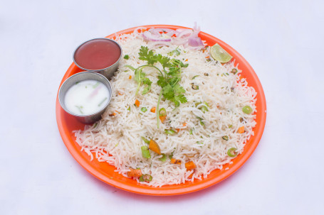 Veg Fried Rice (Served With Raita And Salan)