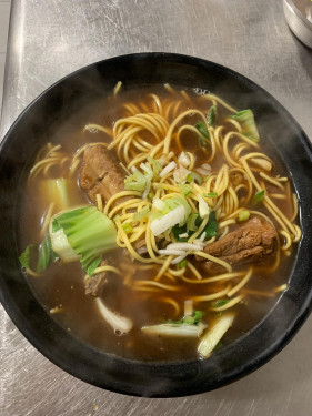 Tallarines fideos de arroz con sopa de costilla asada