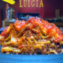 Lasagna bolognese in forno a legna