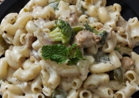 Macroni In White Sauce