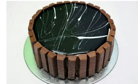 Chocolate Full Kit Kat Cake (Eggless)