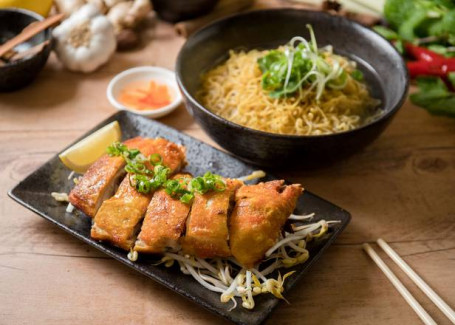 Crispy Chicken With Egg Noodle (Dry) Mỳ Khô Gà Giòn