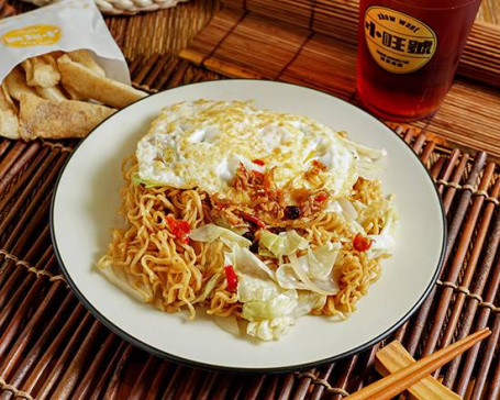 Xiǎo Yú Là Dàn Tiě Bǎn Pào Miàn A Tào Cān Pan-Fried Instant Noodles And Over-Easy Egg With Chili Stir-Fried Indian Anchovy Sause Combo