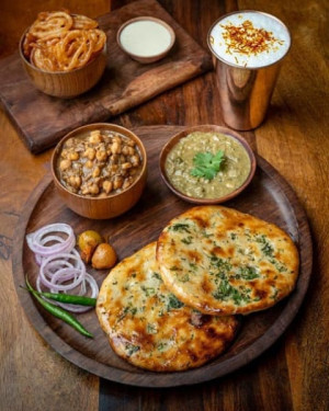 Amritsari Kulcha With Chole And Amul Butter