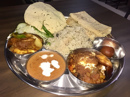Special Thali (Mix Veg Dal Kadai Paneer Rice 2 Naan/4 Tawa Roti Salad Chatni)