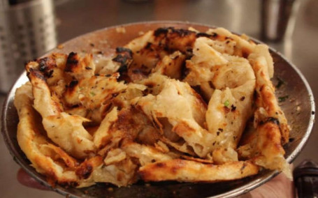 Chef's Special Chur-Chur Naan With Amritsari Chole (300Ml)