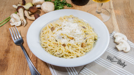 Spaghetti Alla Chitarra With Mushrooms And Cream