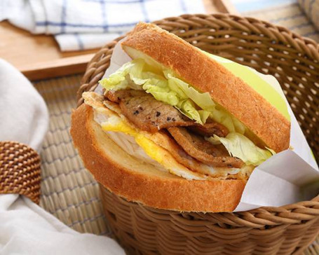 Nèn Jiān Lǐ Jī Dàn Tǔ Sī Sandwich Di Filetto Di Maiale Con Uovo