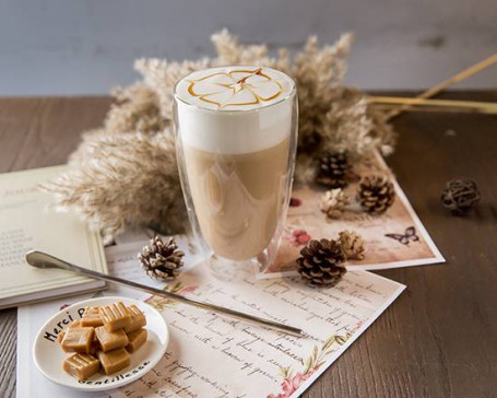 Tè Al Latte Al Caramello Cremazione Jiāo