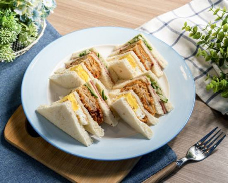 Cuì Pí Jī Tuǐ Zǒng Huì Club Sandwich Con Cosce Di Pollo Croccanti