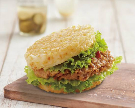 Fēng Wèi Shāo Ròu Mǐ Bǎo Ryżowy Burger Z Pieczoną Wieprzowiną