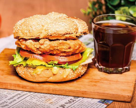 Jìn Là Huā Shēng Jī Zhī Jiā Gē Zǔ Hé Cān Mr. Burger With Spicy Chicken And Peanut Butter Combo