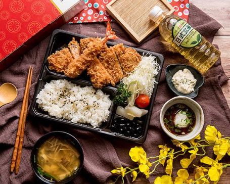 háo huá hǎi xiān jī pái biàn dāng yōu huì zǔ hé jiā zèng chá wǎn zhēng Premium Seafood and Chicken Chop Bento