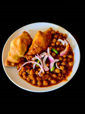 Chole Samosa (Chickpeas And Samosas) And Drink