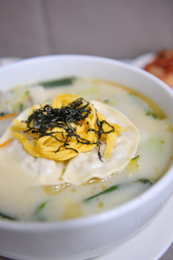 Dumpling soup (Mahn Doo Kuk)