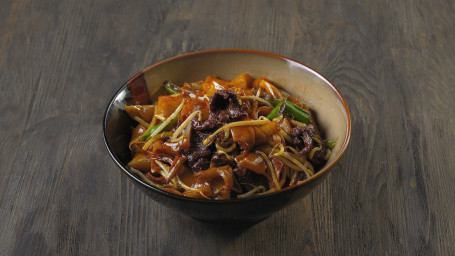 Stir Fried Rice Noodles With Beef And Bean Sprout