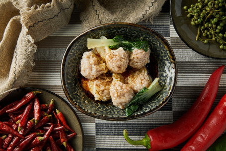 Pork And Vegetable Dumplings In Our Artisanal Chilli Sauce Hóng Yóu Chāo Shǒu (6 Pieces)