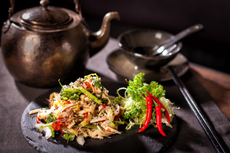 Shredded Poached Chicken In Tossed Salad Cǎi Jiāo Hēi Sōng Lù Lāo Là Jī (Full Portion)