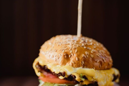 Hamburger Di Formaggio Disordinato Del Venerdì Con Patatine Fritte
