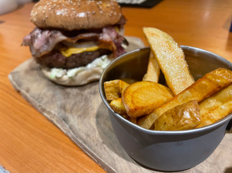 Clasic Cheese Burger With Bacon And Wedges