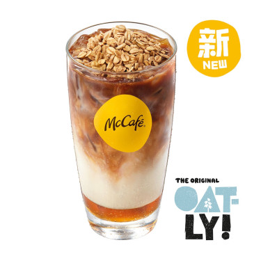 Iced Salted Caramel Oatly Latte Met Iced Salted Caramel Oatly Latte