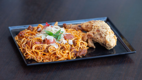 Filipino Spaghetti With Fried Chicken