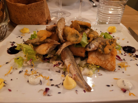 Fritto Di Pesce Di Lago, Foglie Di Salvia E Fiori Di Zucca Fritti, Maionese Alla Grappa