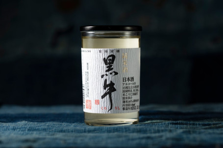 Hēi Niú Chún Mǐ Bēi Zhuāng Qīng Jiǔ (180Ml) Kuroushi Jumnai Cup Sake