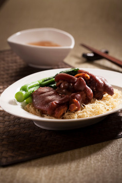 Hé Wèi Zhū Shǒu Lāo Miàn Stir Noodles With Pork Knuckle