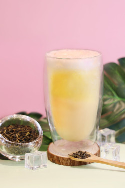 Dòng Yì Lì Duō Lǜ Chá Iced Yakult Green Tea