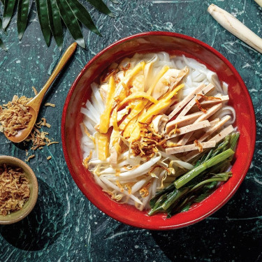 Jī Sī Zhā Ròu Tāng Hé Shredded Chicken Vietnamese Sausage Flat Rice Noodle In Soup