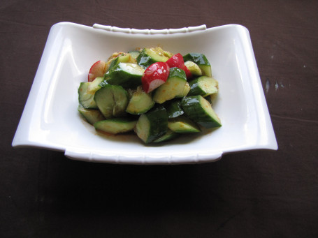 Smacked Cucumber With Fresh Garlic Sauce (V) (Spicy) Suàn Róng Pāi Huáng Guā