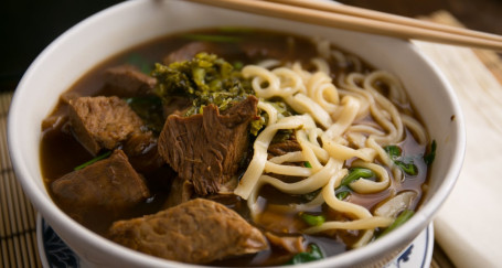 D1. Braises Beef Brisket Noodles Soup With Spinach