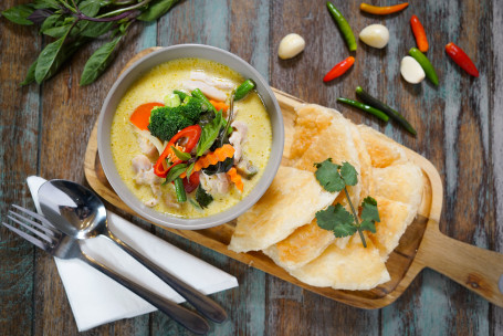 Green Curry With Roti 3649; 3585; 3591; 3648; 3586; 3637; 3618; 3623;
