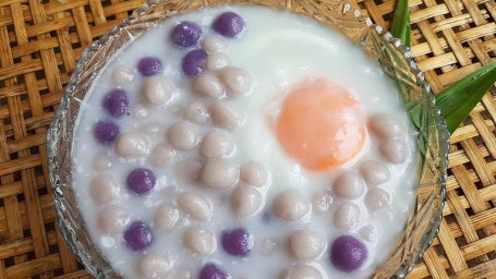 Taro Balls in Coconut milk บัวลอยเผือกไข่หวาน