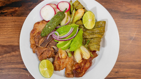 Chuletas Asadas Con Nopales Y Cebollitas