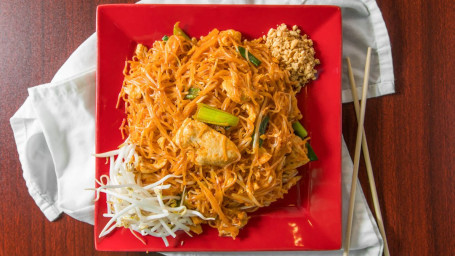 Pranzo A Base Di Noodles Pad Thai