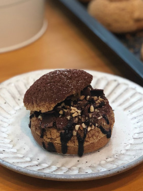 Tè Nóng Zhū Gǔ Lì Zhēn Zi Má Shǔ Pào Fú Chocolate Hazelnut Mochi Choux