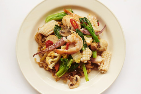 Wok-Fried Pho With Mixed Seafood (Hủ Tiếu Xào Đồ Biển)