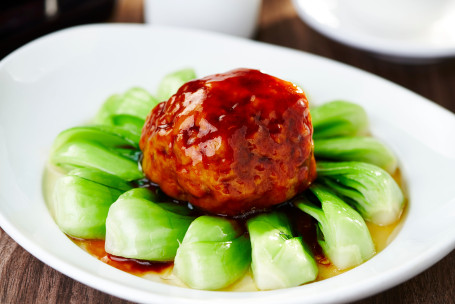 Fěi Cuì Shī Zi Tóu Lion’ S Head Meatball With Choy Sum