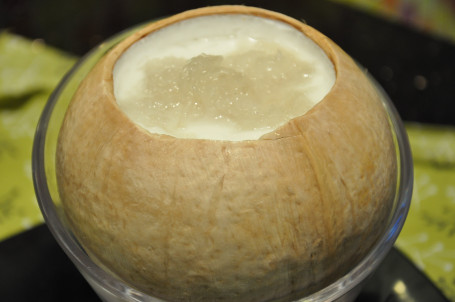 Yuán Zhōng Yē Huáng Dùn Táo Jiāo Rè Peach Gum With Coconut Juice In Coconut Shell Hot