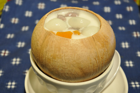 Yuán Zhōng Yē Huáng Dùn Dàn Bái Shuāng Wán Dòng Sesame Dumplings Taro Mochi With Coconut Juice In Coconut Shell Cold