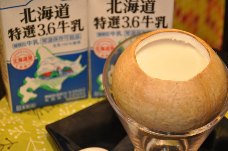 Yuán Zhōng Yē Huáng Dùn Niú Nǎi Dàn Bái Dòng Egg White Milk Pudding In Coconut Shell Cold
