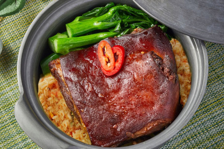 Suckling Pig With Fragrant Fried Rice Mì Zhì Rǔ Zhū Là Cháng Chǎo Fàn