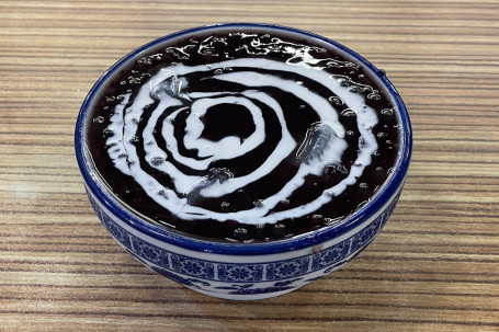 Zǐ Mǐ Lù Pèi Qīng Xīn Wán Purple Glutinous Rice Sweet Soup With Gummy Cubes