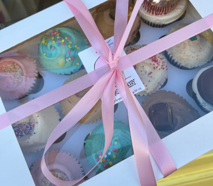 Luxury Gift Box 12 Cupcakes